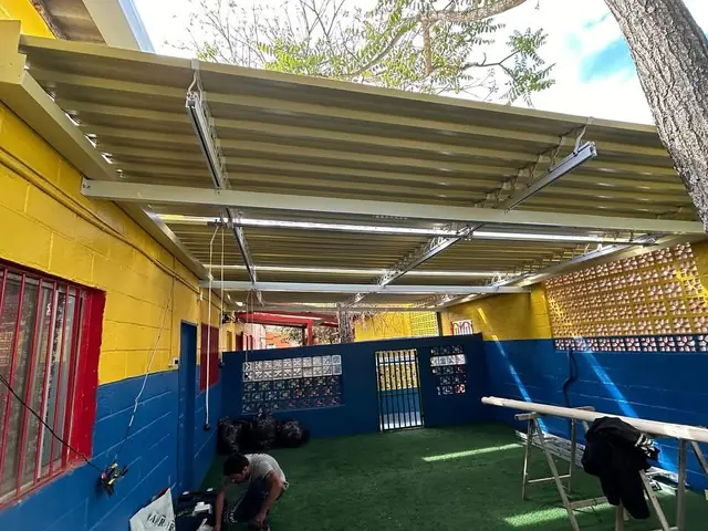 Cobertura instalada em estabelecimento comercial com área gramada