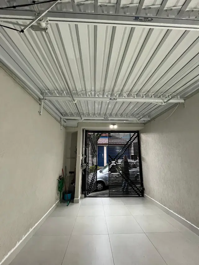 Cobertura com telha termoacústica sanduíche em garagem residencial